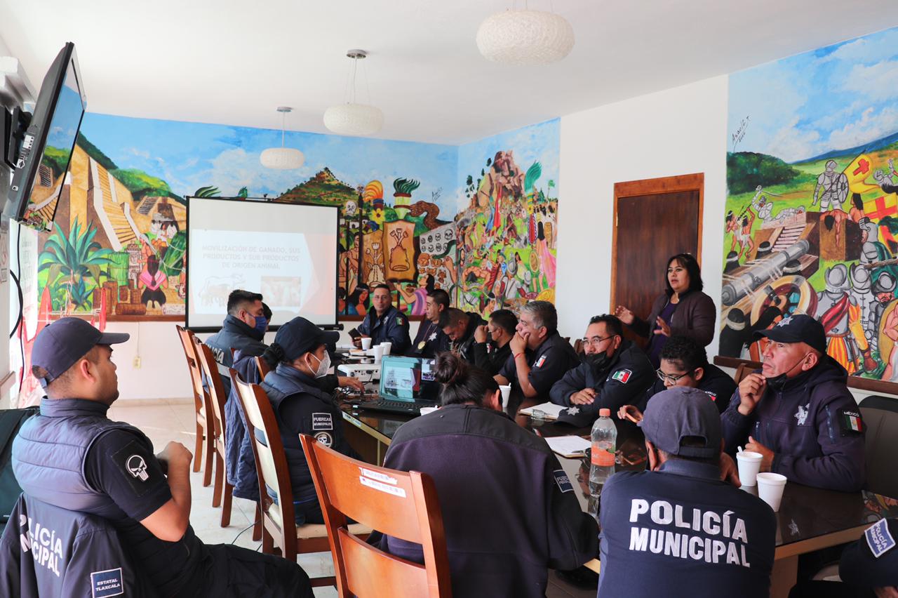 Capacitan a policías de Tzompantepec en materia de prevención de robo de ganado